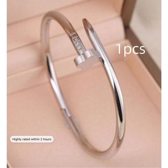 Clover Nail Bracelet - Picture 5 of 6